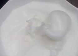 电饭煲做蛋糕中蛋清如何打发成白色泡沫状的方法