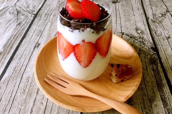 奥利奥草莓酸奶杯