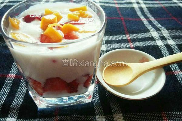 草莓芒果酸奶杯