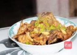 大蒜烧鲶鱼的做法图解10