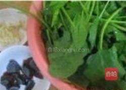 上汤皮蛋菠菜的做法图解1