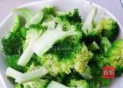 西兰花炒鱿鱼的做法图解2