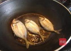 鲜美金针菇鱼汤的做法图解1