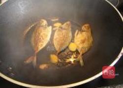 鲜美金针菇鱼汤的做法图解2