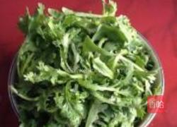 水豆豉炒茼蒿菜的做法图解1