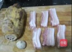 五花肉焖莲藕的做法图解1
