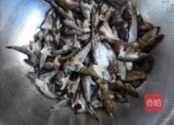 小鱼虾贴饼的做法图解2