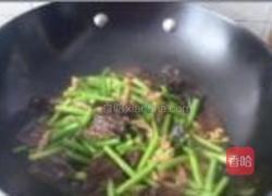 黑木耳炒蒜苗的做法图解5
