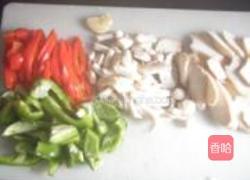 蚝汁彩椒炒双菇的做法图解2