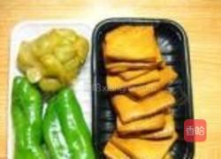 青椒榨菜五香干的做法图解1