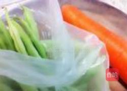 胡萝卜烩四季豆的做法图解1