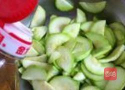 翠玉瓜炒猪肉的做法图解1