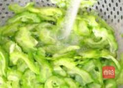 清炒苦瓜的做法图解3