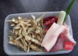鱼干小炒水晶皮的做法图解1