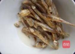鱼干小炒水晶皮的做法图解3