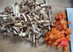 茶树菇焖鸡腿的做法图解2