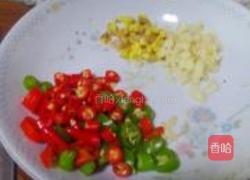 蒜香腊味烧茄子的做法图解1