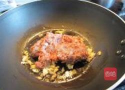 蚝油肉碎炒杂蔬的做法图解3