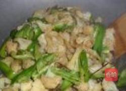 青椒炒菜花的做法图解4