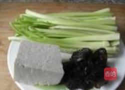 芹菜炒豆腐的做法图解1