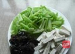 芹菜炒豆腐的做法图解2