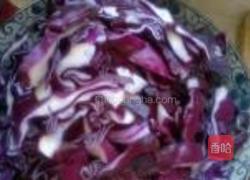 紫甘蓝炒肉的做法图解2