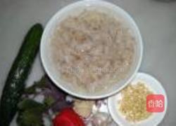 紫苏松仁拌海蜇的做法图解1