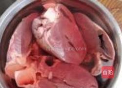 猪心炒青椒的做法图解1