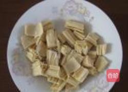 胡萝卜腐竹炒鸡蛋的做法图解1