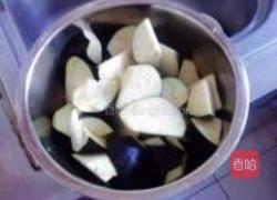 蒜香酱肉烧茄子的做法图解1