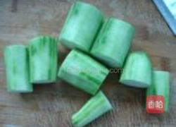 蟹黄蒸丝瓜的做法图解1