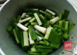 蒜苗香干肉的做法图解1