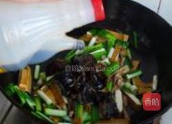 蒜苗香干肉的做法图解10