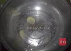 枸杞叶滚咸蛋汤的做法图解3
