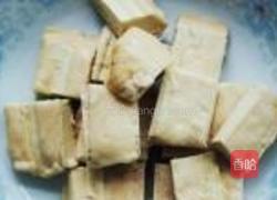 韭菜花闷臭豆腐的做法图解1