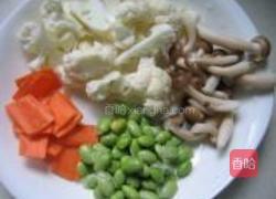 菜花炒豆菇的做法图解2