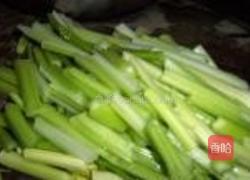 肉末尖椒炒芹菜的做法图解1