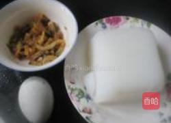 皮蛋榨菜拌凉粉的做法图解1