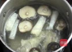 香菇鸡腿竹荪汤的做法图解7