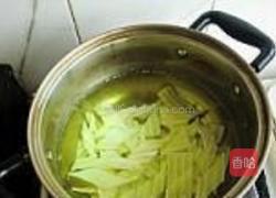 荷兰豆炒魔芋的做法图解3