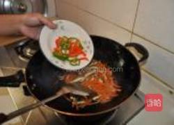 胡萝卜素炒香干的做法图解7