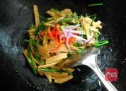 韭苔腐竹炒肉丝的做法图解7