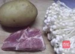 金针菇盖土豆泥的做法图解1