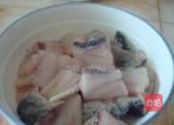 酸菜大茴焖的做法图解2