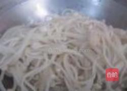 拌腐竹黄瓜金针菇的做法图解3