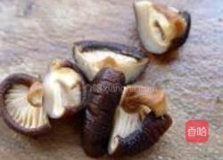 卷心菜炒腊肠的做法图解3