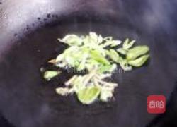 卷心菜炒腊肠的做法图解4
