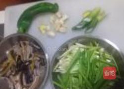 鳝鱼炒蒜苗的做法图解4