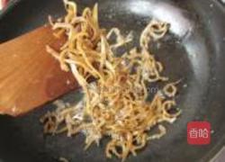 银鱼干炒绿椒的做法图解2