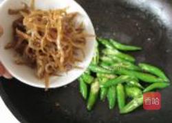 银鱼干炒绿椒的做法图解5